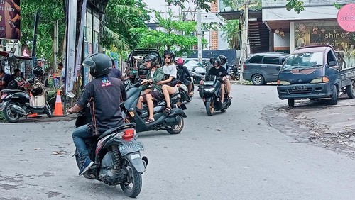 Arus lalu lintas di kawasan Tibubeneng, Kuta Utara, Badung, masih landai pada Selasa (27/12/2022) sore.