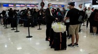 Penumpang dari maskapai Sunwing mengantre untuk check-in di Bandara Internasional Cancun setelah banyak penerbangan ke Kanada dibatalkan karena kondisi cuaca musim dingin yang parah.  