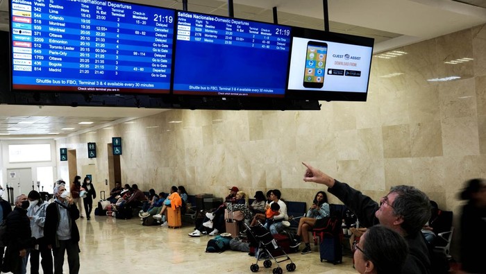 Badai Musim Dingin Kanada Badai musim dingin menerjang Kanada, Senin (26/12/2022) waktu setempat. Sejumlah penerbangan pun ditunda.
