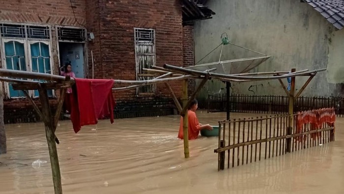Banjir terjang 4 kecamatan di Pandeglang.
