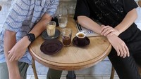 Punya jaringan networking yang luas, memang temannya Iman ini ada di mana-mana. Salah satunya penyanyi asal Korea Selatan, Eric Nam yang jadi teman ngopinya. Foto: Instagram @imanusman