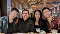 Selain Prilly, Iman sering main bareng Maudy Ayunda. Ini momen mereka makan bareng, ditemani suami Maudy Ayunda dan penyanyi K-pop Henry Lau. Foto: Instagram @imanusman