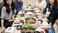 Makan di restoran Korea bareng Maudy Ayunda, Putri Tanjung hingga Vidi Aldiano. Prilly komen dirinya iri tak bisa ikut acara makan-makan bareng Iman. Foto: Instagram @imanusman