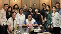 Masih dalam semarak perayaan ulang tahun Iman, Prilly datang ke acara makan-makan saat Iman berulang tahun. Foto: Instagram @imanusman