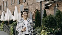 Jika tidak sedang kulineran bersama Prilly, dirinya juga sering menghabiskan waktu dengan jalan-jalan sambil menikmati kopi. Foto: Instagram @imanusman