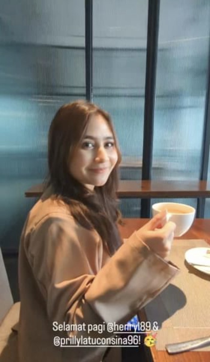 Bersahabat Lama, Ini Potret Iman Usman Saat Makan Bareng Prilly Latuconsina Bersahabat Lama, Ini Potret Iman Usman Saat Makan Bareng Prilly Latuconsina