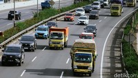 Kementerian Perhubungan menyatakan mulai tahun depan melarang truk obesitas alias truk over dimension over load (ODOL) melintas. 