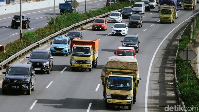 Truk obesitas alias truk over dimension over load (ODOL) bakal dilarang wira-wiri di jalan. Penerapan kebijakan Zero ODOL 2023 dipastikan bakal dilaksanakan.