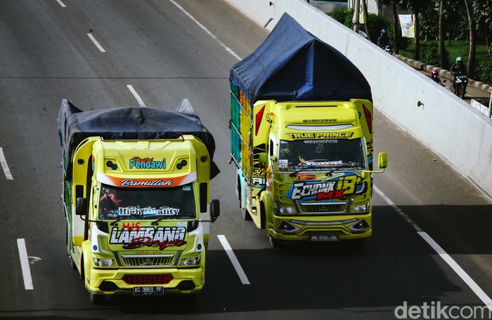 Truk obesitas alias truk over dimension over load (ODOL) bakal dilarang wira-wiri di jalan. Penerapan kebijakan Zero ODOL 2023 dipastikan bakal dilaksanakan.