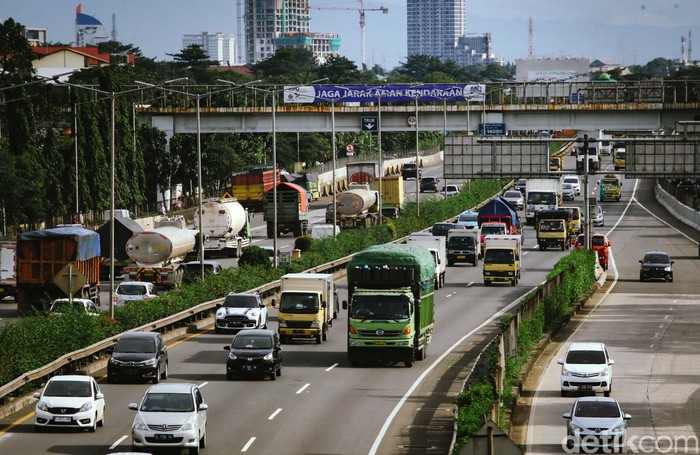 Truk obesitas alias truk over dimension over load (ODOL) bakal dilarang wira-wiri di jalan. Penerapan kebijakan Zero ODOL 2023 dipastikan bakal dilaksanakan.