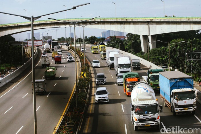 Truk obesitas alias truk over dimension over load (ODOL) bakal dilarang wira-wiri di jalan. Penerapan kebijakan Zero ODOL 2023 dipastikan bakal dilaksanakan.