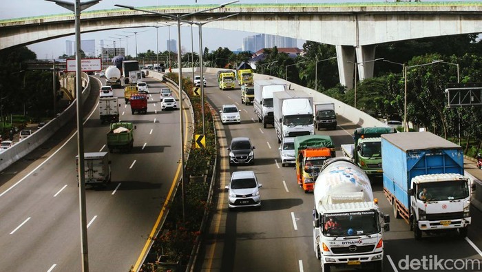 Bikin Rugi Negara, Truk Obesitas Dilarang Wira-wiri Tahun 2023 Truk obesitas alias truk over dimension over load (ODOL) bakal dilarang wira-wiri di jalan. Penerapan kebijakan Zero ODOL 2023 dipastikan bakal dilaksanakan.