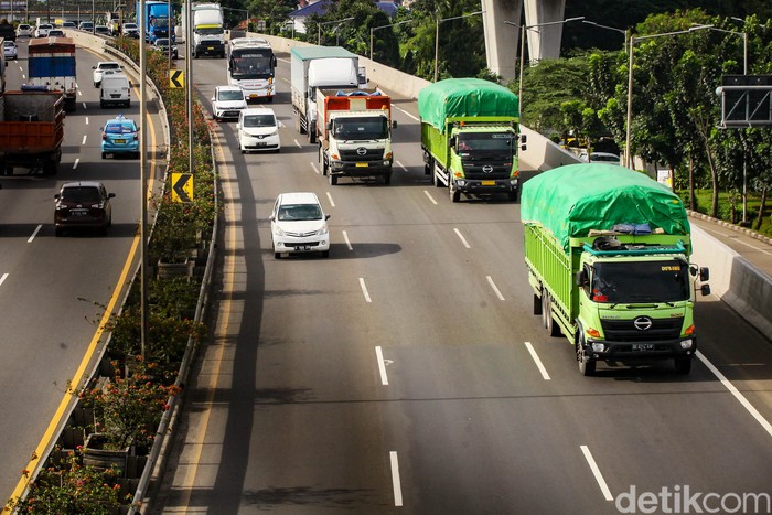 Truk obesitas alias truk over dimension over load (ODOL) bakal dilarang wira-wiri di jalan. Penerapan kebijakan Zero ODOL 2023 dipastikan bakal dilaksanakan.