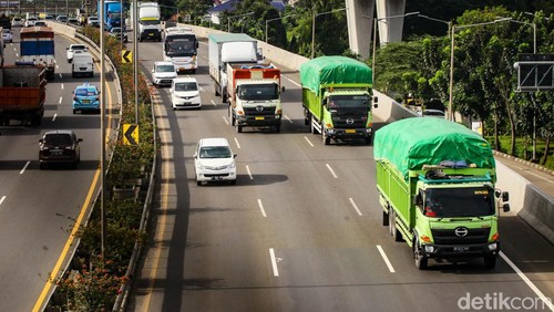 Truk obesitas alias truk over dimension over load (ODOL) bakal dilarang wira-wiri di jalan. Penerapan kebijakan Zero ODOL 2023 dipastikan bakal dilaksanakan.