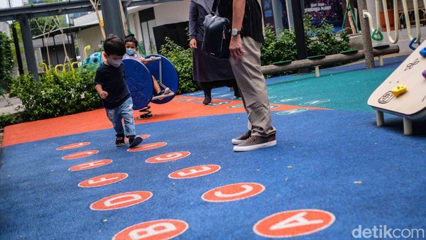 Terdapat berbagai fasilitas di sini, termasuk playground. Pada hari Selasa (27/12/2022), sekelompok anak-anak tengah bermain di playground One Satrio.  Terdapat berbagai fasilitas di sini, termasuk playground. Pada hari Selasa (27/12/2022), sekelompok anak-anak tengah bermain di playground One Satrio. Â