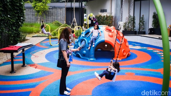 Para orang tua membawa anaknya untuk mengisi waktu libur sekolah. Terdapat dua tempat playground yang tersedia di One Satrio.  Para orang tua membawa anaknya untuk mengisi waktu libur sekolah. Terdapat dua tempat playground yang tersedia di One Satrio. Â