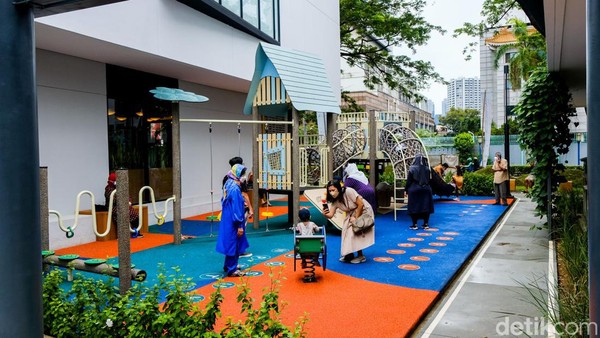 Permukaan playground dilapisi karet Ethylene Propylene Diene Monomer (EPDM) yang aman bagi anak ketika terjatuh.  Permukaan playground dilapisi karet Ethylene Propylene Diene Monomer (EPDM) yang aman bagi anak ketika terjatuh. Â