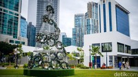 Selain playground, terdapat jogging track yang nyaman untuk pejalan kaki berlatar belakang gedung di Jalan Dr Satrio.   