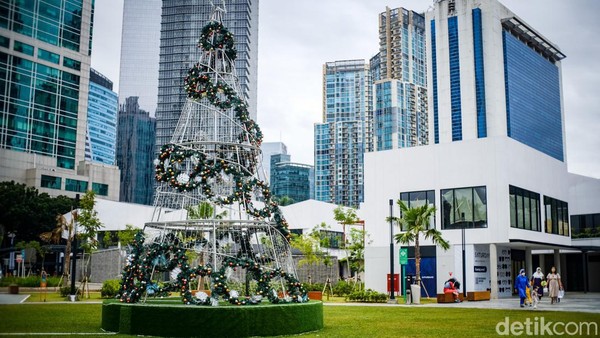 Selain playground, terdapat jogging track yang nyaman untuk pejalan kaki berlatar belakang gedung di Jalan Dr Satrio.   