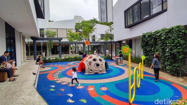 One Satrio, kawasan pusat gaya hidup di Mega Kuningan, Jakarta Selatan ini jadi salah satu ruang terbuka yang bisa dijadikan tempat hangout.  