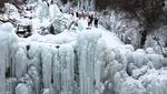 Brr... Warga China Berlibur ke Air Terjun yang Membeku