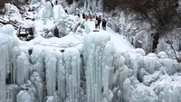 Air terjun beku ini berbentuk seperti kristal.