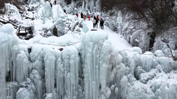 Brr.. Warga China Berlibur ke Air Terjun yang Membeku Musim dingin membuat air terjun di China ini membeku. Namun, air terjun beku ini justru menjadi daya tarik warga untuk berkunjung ke sana.