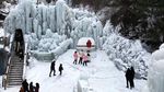 Brr... Warga China Berlibur ke Air Terjun yang Membeku