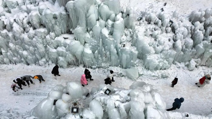 Brr.. Warga China Berlibur ke Air Terjun yang Membeku Musim dingin membuat air terjun di China ini membeku. Namun, air terjun beku ini justru menjadi daya tarik warga untuk berkunjung ke sana.