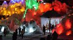 Brr... Warga China Berlibur ke Air Terjun yang Membeku
