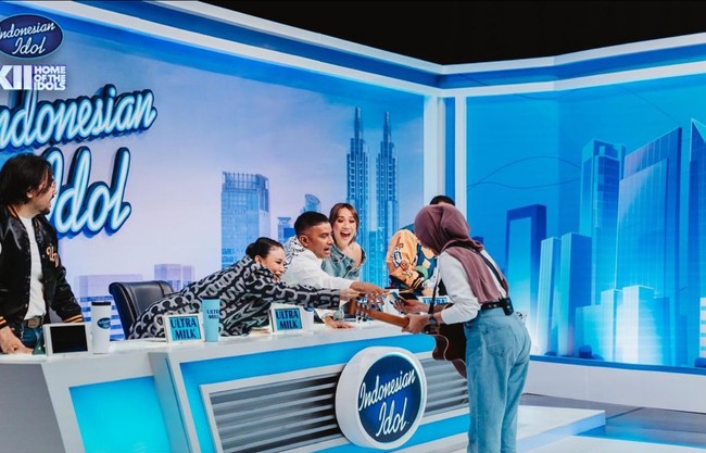 Sekilas, busana tersebut tampak seperti dua celana jeans yang digabungkan jadi satu. Netizen pun menyebut dia seolah memakai jeans sampai leher. Foto: Instagram/@bclsinclair @lionardychoky @indonesianidolid