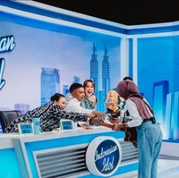 Sekilas, busana tersebut tampak seperti dua celana jeans yang digabungkan jadi satu. Netizen pun menyebut dia seolah memakai jeans sampai leher. Foto: Instagram/@bclsinclair @lionardychoky @indonesianidolid