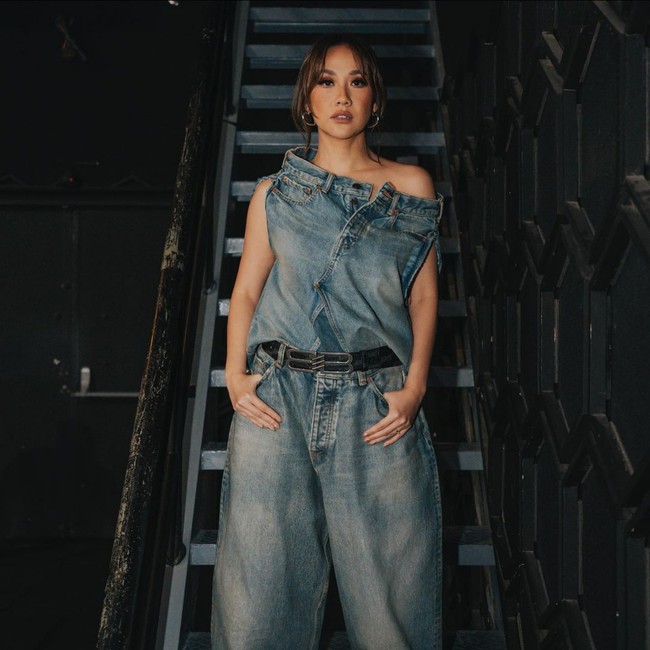 BCL menambahkan ikat pinggang hitam untuk mengaksentuasi bentuk tubuhnya. Ikat pinggang juga datang dari koleksi Balenciaga. Foto: Instagram/@bclsinclair @lionardychoky @indonesianidolid