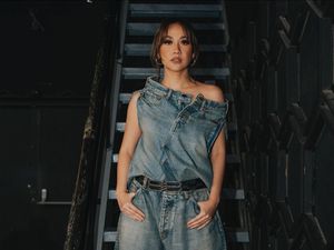 Foto: Gaya Unik Bunga Citra Lestari Pakai Celana Sampai ke Leher