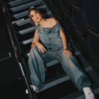 BCL memadukan jeans longgar dengan atasan yang memang dirancang menyerupai celana. Atasan dengan potongan one-shoulder itu diberi nama Pants Top. Foto: Instagram/@bclsinclair @lionardychoky @indonesianidolid