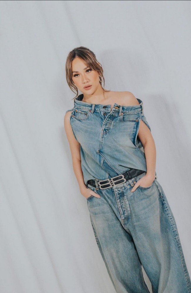 Baju yang dikenakannya ternyata terdiri dari dua potong, yakni celana dan atasan. Foto: Instagram/@bclsinclair @lionardychoky @indonesianidolid