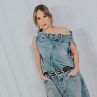 Baju yang dikenakannya ternyata terdiri dari dua potong, yakni celana dan atasan. Foto: Instagram/@bclsinclair @lionardychoky @indonesianidolid