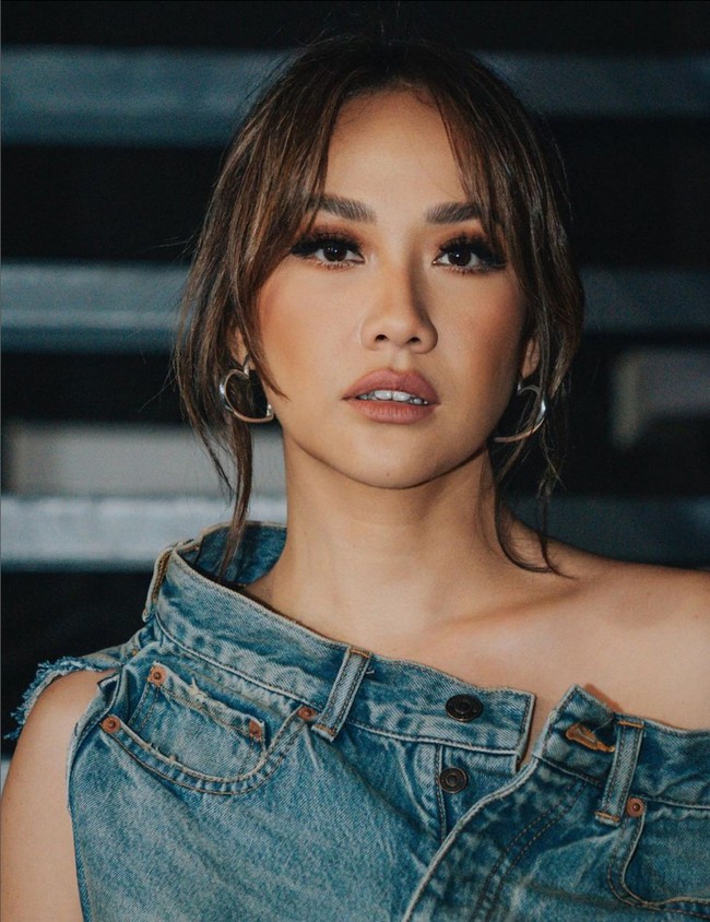 Atasan dengan potongan unik ini dijual di situs resmi Balenciaga dengan harga USD 1,590 atau sekitar Rp 24,7 juta. Foto: Instagram/@bclsinclair @lionardychoky @indonesianidolid