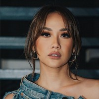 Atasan dengan potongan unik ini dijual di situs resmi Balenciaga dengan harga USD 1,590 atau sekitar Rp 24,7 juta. Foto: Instagram/@bclsinclair @lionardychoky @indonesianidolid