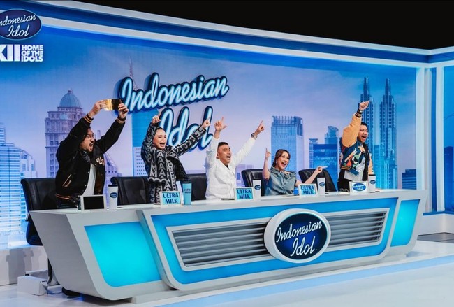 Bunga Citra Lestari berani tampil beda dengan busana berpotongan unik. Tampil sebagai juri Indonesian Idol, penyanyi yang akrab disapa BCL ini memakai baju denim dari koleksi Balenciaga. Foto: Instagram/@bclsinclair @lionardychoky @indonesianidolid
