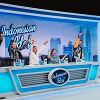 Bunga Citra Lestari berani tampil beda dengan busana berpotongan unik. Tampil sebagai juri Indonesian Idol, penyanyi yang akrab disapa BCL ini memakai baju denim dari koleksi Balenciaga. Foto: Instagram/@bclsinclair @lionardychoky @indonesianidolid