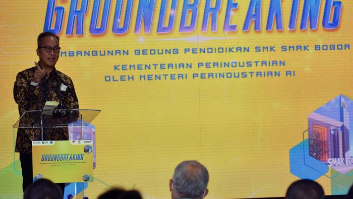 Cetak SDM Industri Berkualitas, Kemenperin Bangun SMK-SMAK Bogor Kementerian Perindustrian melakukan groundbreaking pembangunan gedung SMK-SMAK Bogor. Pembangunan gedung ini untuk mencetak SDM industri berkualitas.