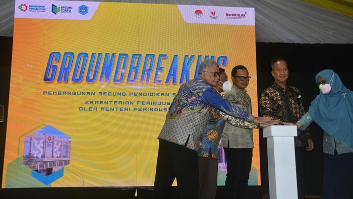 Cetak SDM Industri Berkualitas, Kemenperin Bangun SMK-SMAK Bogor Kementerian Perindustrian melakukan groundbreaking pembangunan gedung SMK-SMAK Bogor. Pembangunan gedung ini untuk mencetak SDM industri berkualitas.