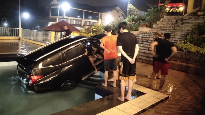 Damkar Evakuasi Pajero Nyebur ke Kolam Renang Vila di Puncak Bogor