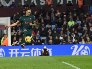Darwin Nunez Diejek Fans Lawan: Kamu kayak Andy Carroll