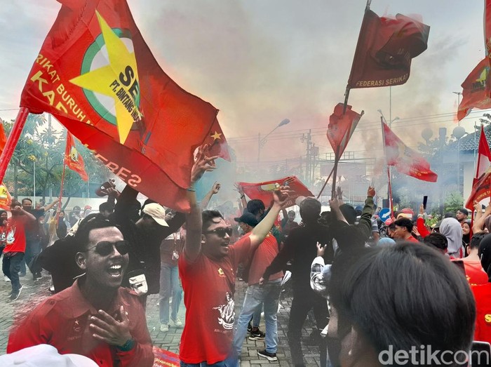 Demo massa buruh dari Serikat Buruh Merdeka Indonesia (Sebumi) di Kantor DPRD Kabupaten Brebes, Jawa Tengah, Selasa (27/12/2022) siang.