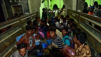 Sejumlah Imigran etnis Rohingya berada di atas mobil untuk dipindahkan ke penampungan sementara di SMP Negeri 2 Curei, Kecamatan Muara Tiga, Kabupaten Pidie, Aceh, Senin (26/12/2022).