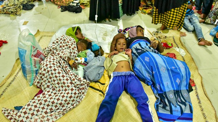 Derita Pengungsi Rohingya, Sakit dan Terdampar di Aceh Sejumlah Imigran Etnis Rohingya mendapatkan perawatan medis di lokasi penampungan sementara di SMP Negeri 2 Curei, Kecamatan Muara Tiga, Kabupaten Pidie, Aceh, Senin (26/12/2022). Sebanyak 185 orang Imigran Etnis Rohingya terdampar di pesisir pantai Desa Ujolung Pie, Kecamatan Muara Tiga, Kabupaten Pidie, Aceh. ANTARA FOTO/Joni Saputra/Lmo/foc.