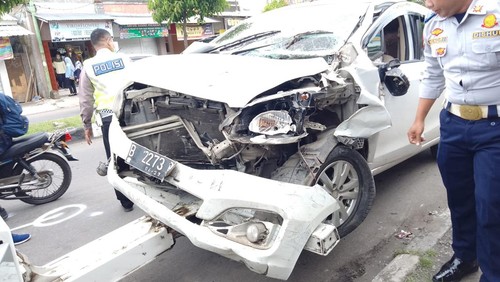 Kecelakaan beruntun di jalan Gajah Mada Kelurahan Jempong Kecamatan Sekarbela Kota Mataram tewaskan satu mahasiswi.