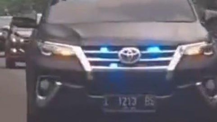 Fortuner berstrobo mau ajak adu banteng